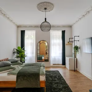 Apartment Leben Wie Ein Kreuzberger Altbau Charme Mit Stuck In Bester Kiezlage, Berlin